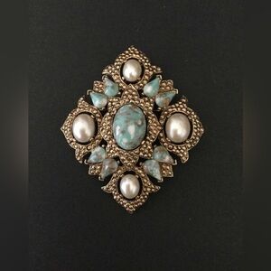 Women’s Vintage Sarah Coventry Brooch/Pendant features faux turquoise/pearl
